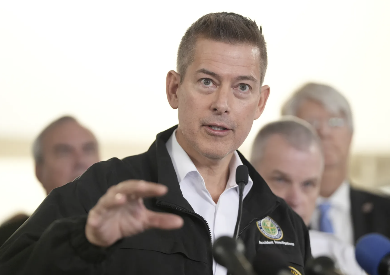 美国16年来最严重空难！美航与军直碰撞无人生还！30多具遗体打捞出水！世界冠军花滑夫妻遇难